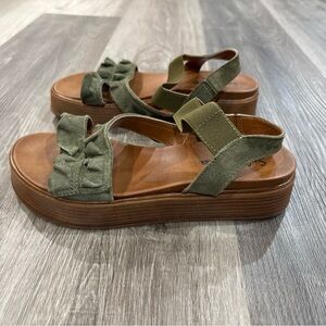 Selvaggia Italy Woman’s Sandals Olive Green Ruffled Strappy  Size 37 Suede